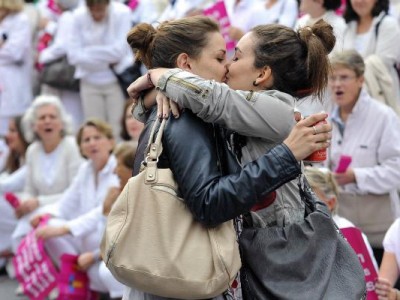 Пара лесбиянок целуются: стоковое видео (без лицензионных платежей), | Shutterstock