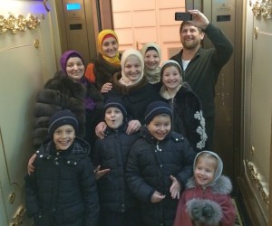 kadyrov_95: Селфи Рамзана Кадрова с семьей