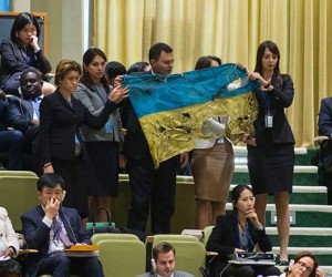 www.facebook.com: Украинская делегация в ООН развернула перед Путиным расстреляный флаг из Иловайска