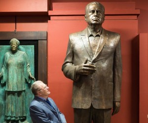 Zhirinovskiy: Жириновский смотрит свою скульптуру в галерее З.Церетели