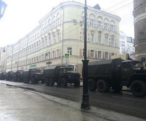 Sasha  Sotnik: Перед Маршом памяти Б.Немцова Мясницкая заставена грузовиками