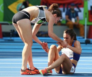 puppenhausclub: Бегунья из Новой Зеландии ценой результата в олимпийском забеге помогла своей сопернице встать на ноги, когда та получила травму