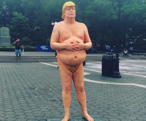 jamesmichael: В Нью-Йорке поставили статую голого Дональда Трампа, баллотирующегося в президенты США от партии республиканцев