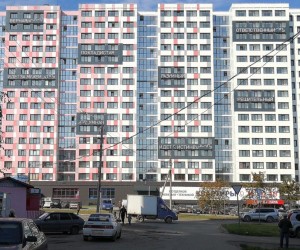www.facebook.com: В Вологде построили дом с женскими и мужскими добродетелями на фасаде