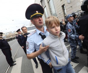 t.me: В Санкт-Петербурге на протестной акции полиция задержала ребенка