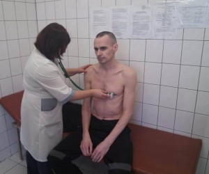 www.facebook.com: ФСИН опубликовала фотографию Олега Сенцова во время медицинского обследования 28 сентября