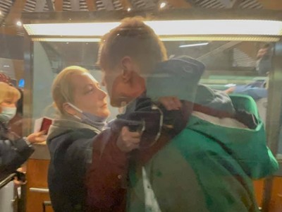 Алексей Навальный прощается с женой перед арестом