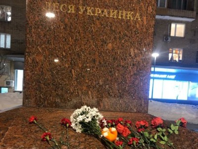 В Москве люди стали приносить цветы и игрушки в память о погибших в Днепре.