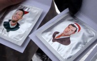 shchukin-vlad: Москвичам раздали презервативы с портретами оппозиционеров