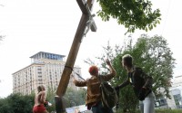 Активистки Femen спилили крест