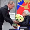 Путин вручил госпремию Людмиле Алексеевой