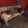 В больнице нет мест и нас госпитализировали в палатку без кроватей